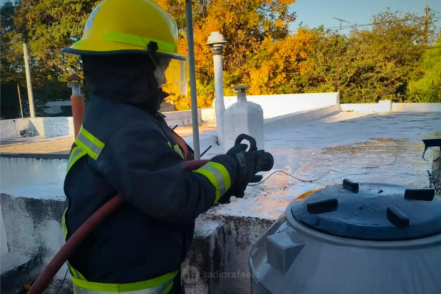 Prendieron fuego unos cajones de plástico en una terraza y tuvieron que intervenir los Bomberos Voluntarios