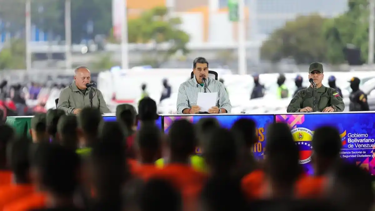 Maduro entrega dotación a los CUERPOS POLICIALES, para GARANTIZAR LA PAZ
