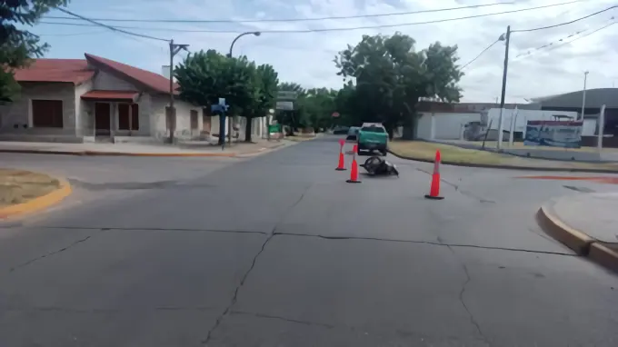 La motociclista tuvo que ser trasladada a la Guardia del Hospital.