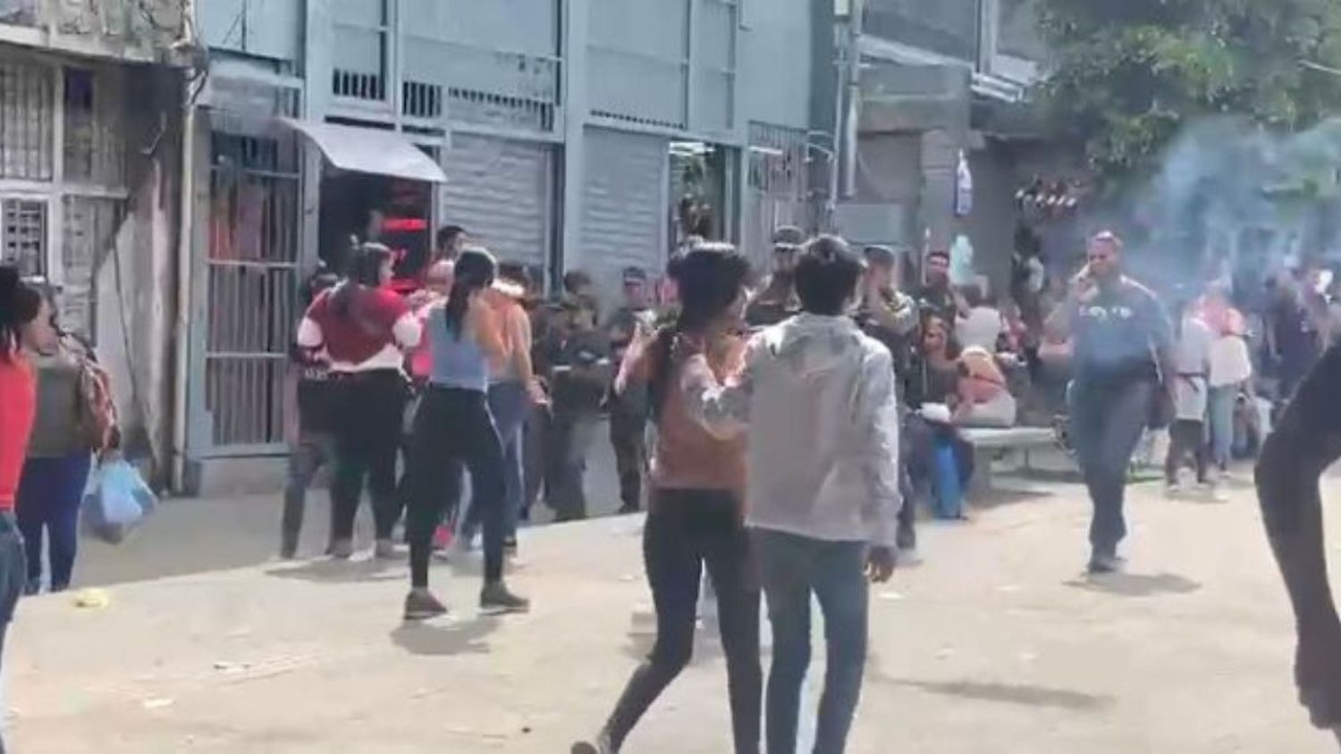 TIENEN A MONTE A LOS BUHONEROS en el mercado del Cementerio: “Queremos trabajar” (+Video)