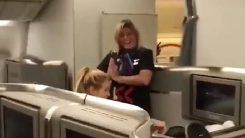 Una azafata bailó el Waka Waka para Shakira