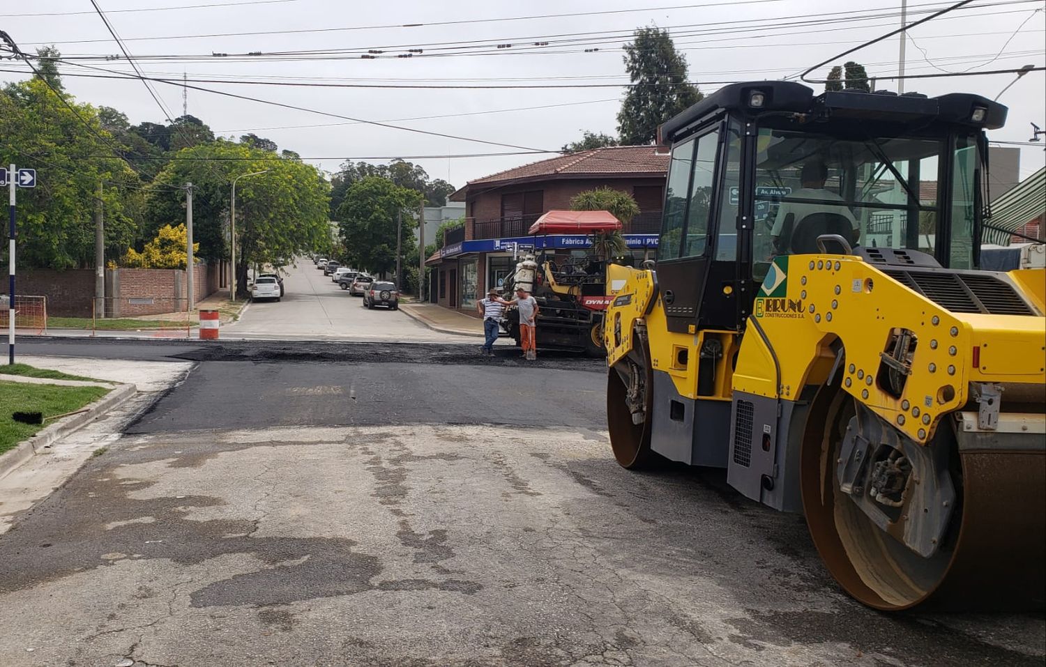 Continúan los trabajos de pavimentación y repavimentación en diferentes zonas de la ciudad