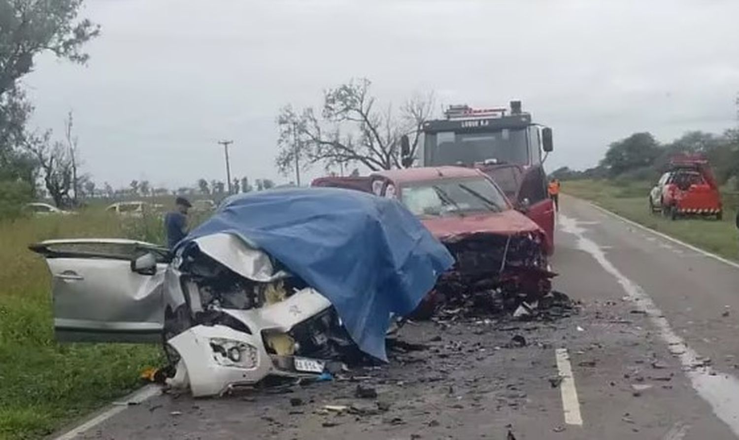 Chocaron de frente una Toyota Hilux y un Peugeot 3008.