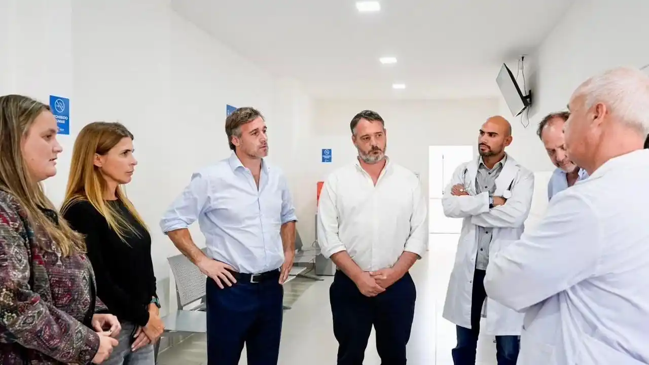 El intendente Achával y funcionarios de Salud recorrieron el Hospital pediátrico.