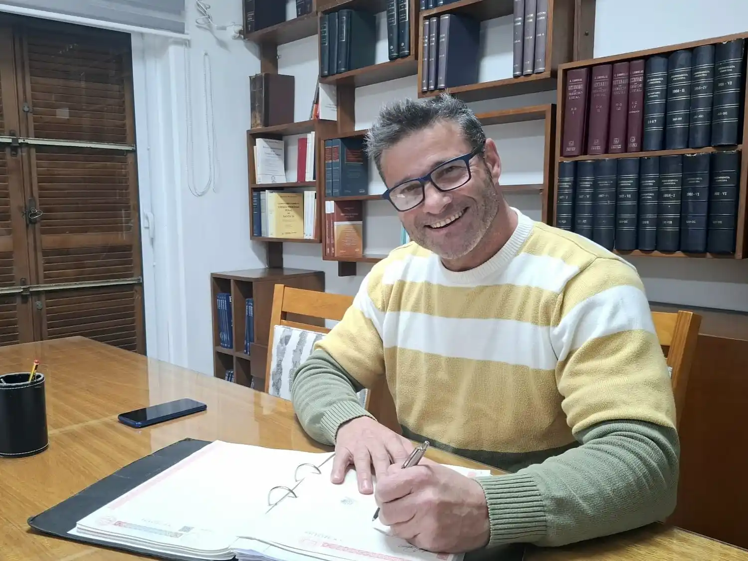 El intendente rufinense durante la firma de la escritura del terreno. Foto: Gentileza.
