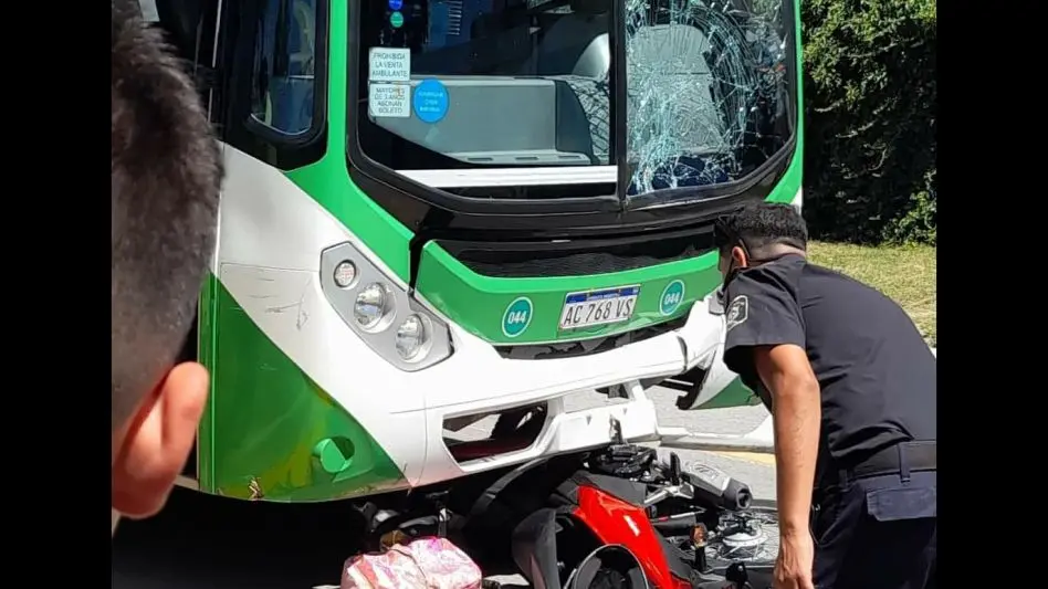 Un colectivo embistió a una mujer y a su hija de 2 años