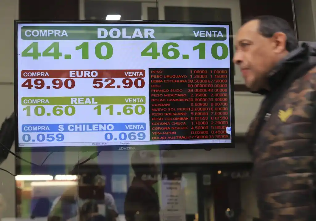 El Central subió la tasa al 71 por ciento, pero el dólar cerró con un récord de 46,08