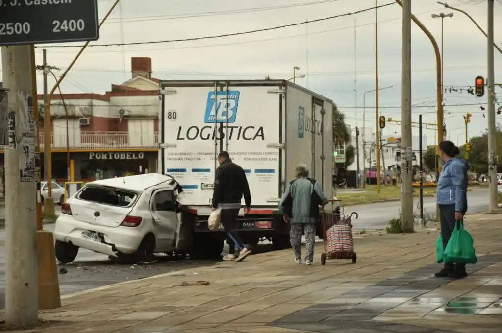 Un auto chocó un camión estacionado y luego una moto colisionó contra el auto en la ciudad de Santa Fe