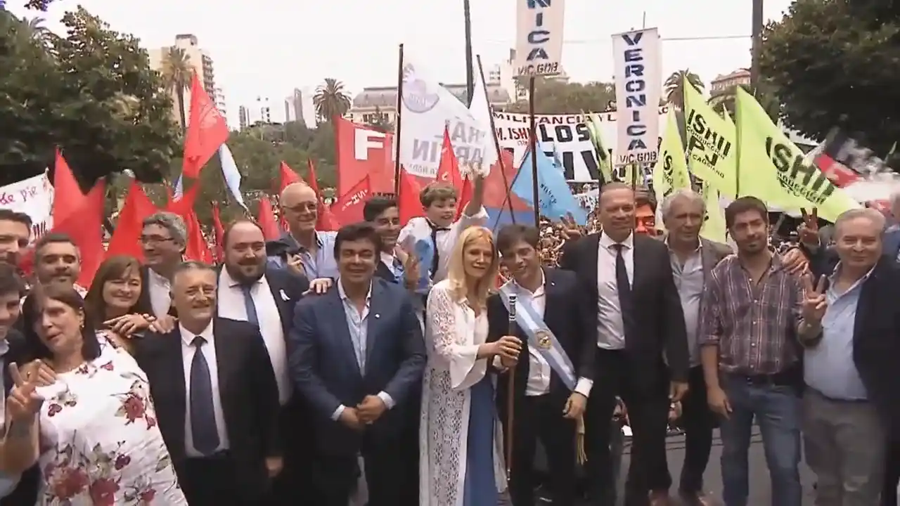 Asunción de Kicillof: "Todo lo que anunció el presidente son buenas noticias para la Provincia", dijo en la plaza