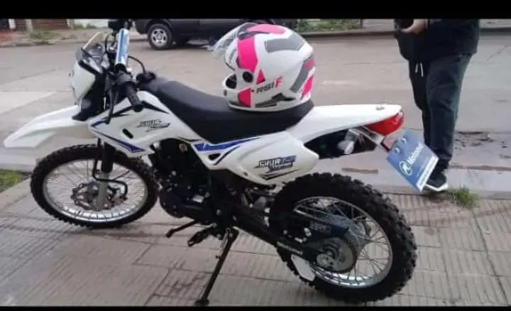 Le robaron la moto del frente de una casa en barrio Norte