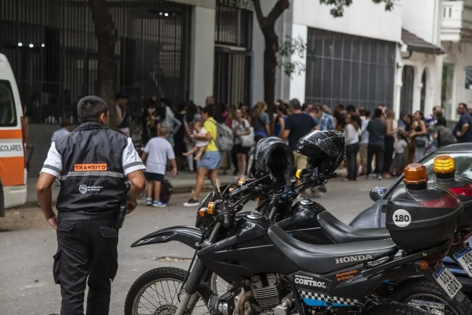 Comenzaron las clases en Rosario en un lunes marcado por el paro docente