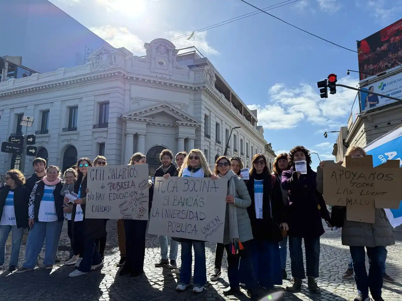 La semana pasada, en el marco de la lucha salarial, se realizó un semaforazo en el centro de Tandil