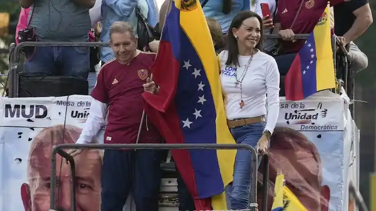 María Corina Machado junto a Edmundo González Urrutia en un evento de campaña.