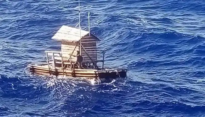 Sobrevivió 49 días a la deriva en una cabaña flotante con tan solo una biblia