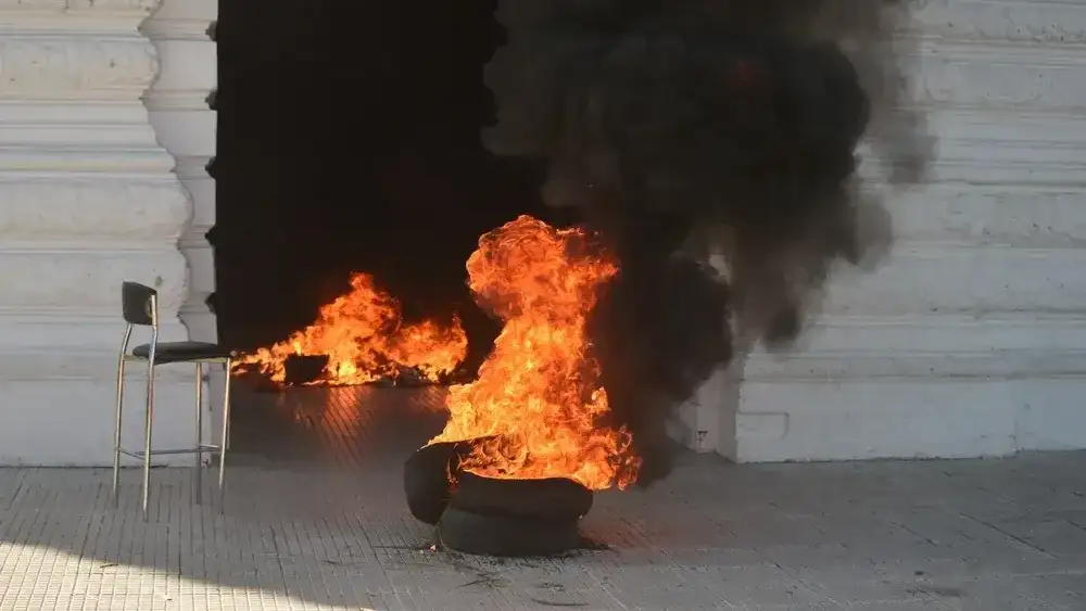La Plata: reparar la Municipalidad tras los destrozos de una protesta del MTE costará más de $43 millones