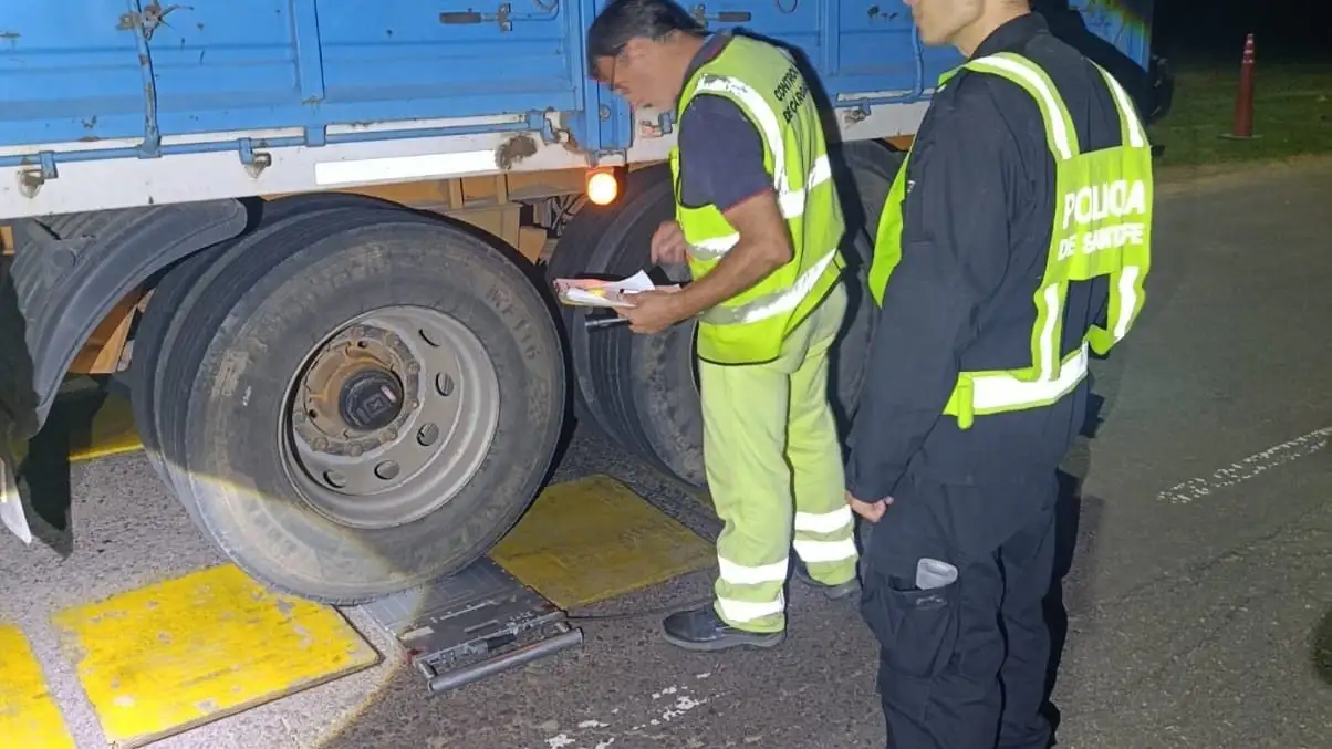 Realizaron controles de pesaje a camiones en la Ruta Provincial 1 a la altura de Alejandra - 2