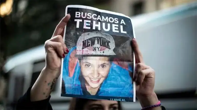 La intervención artística fue realizada por las artistas Rosana Cassataro y Ariel Díaz, y busca visibilizar la lucha histórica del colectivo LGTBIQNB+.