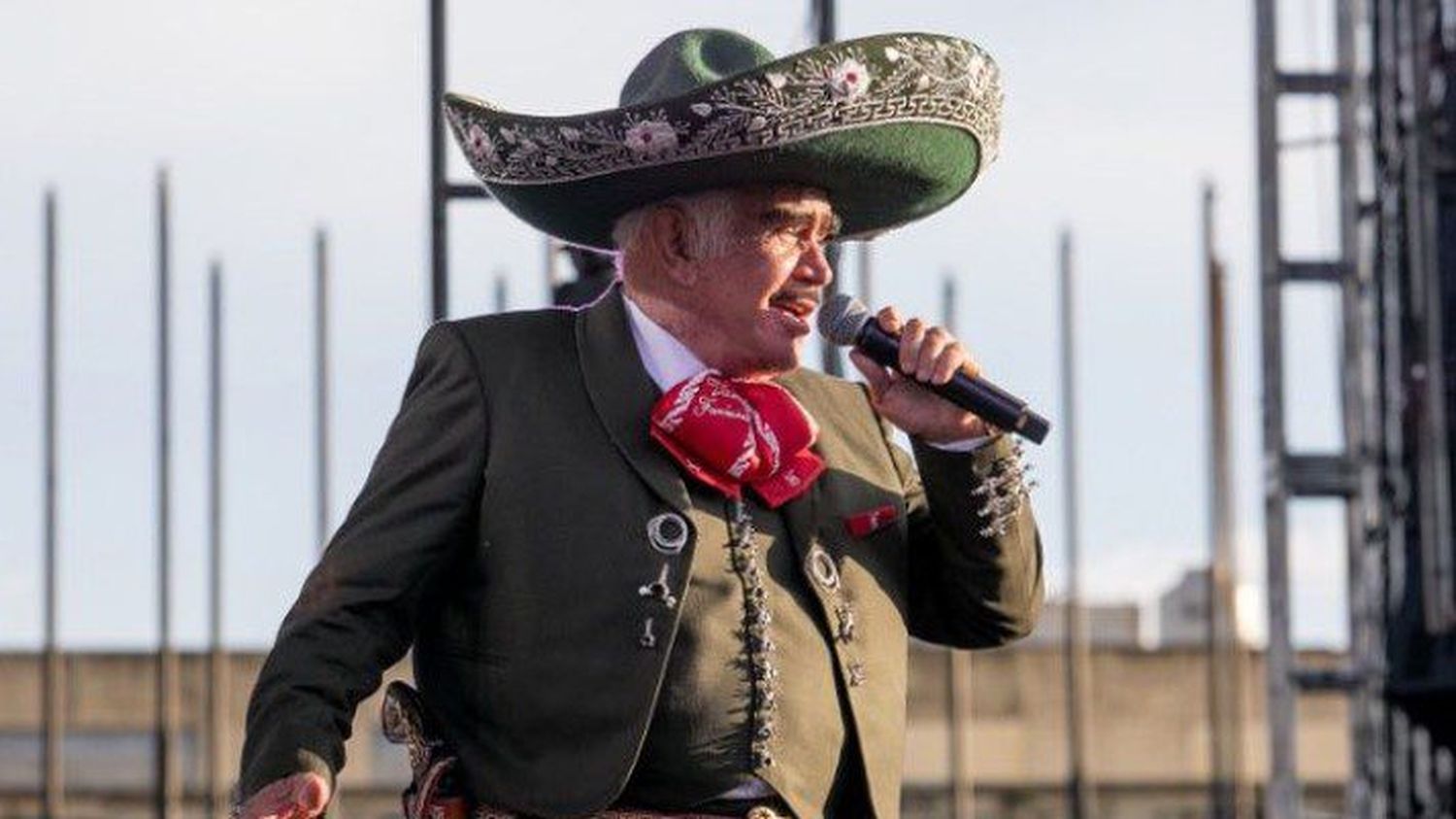 Operan a Vicente Fernández luego de una caída