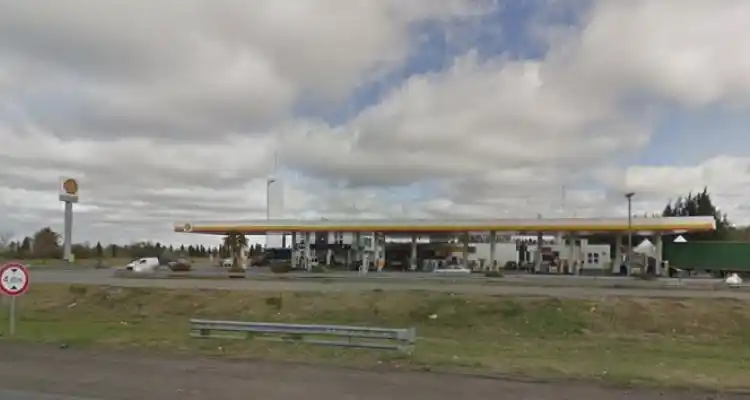 Viajaba a Rosario, bajó en una estación de servicio y le robaron