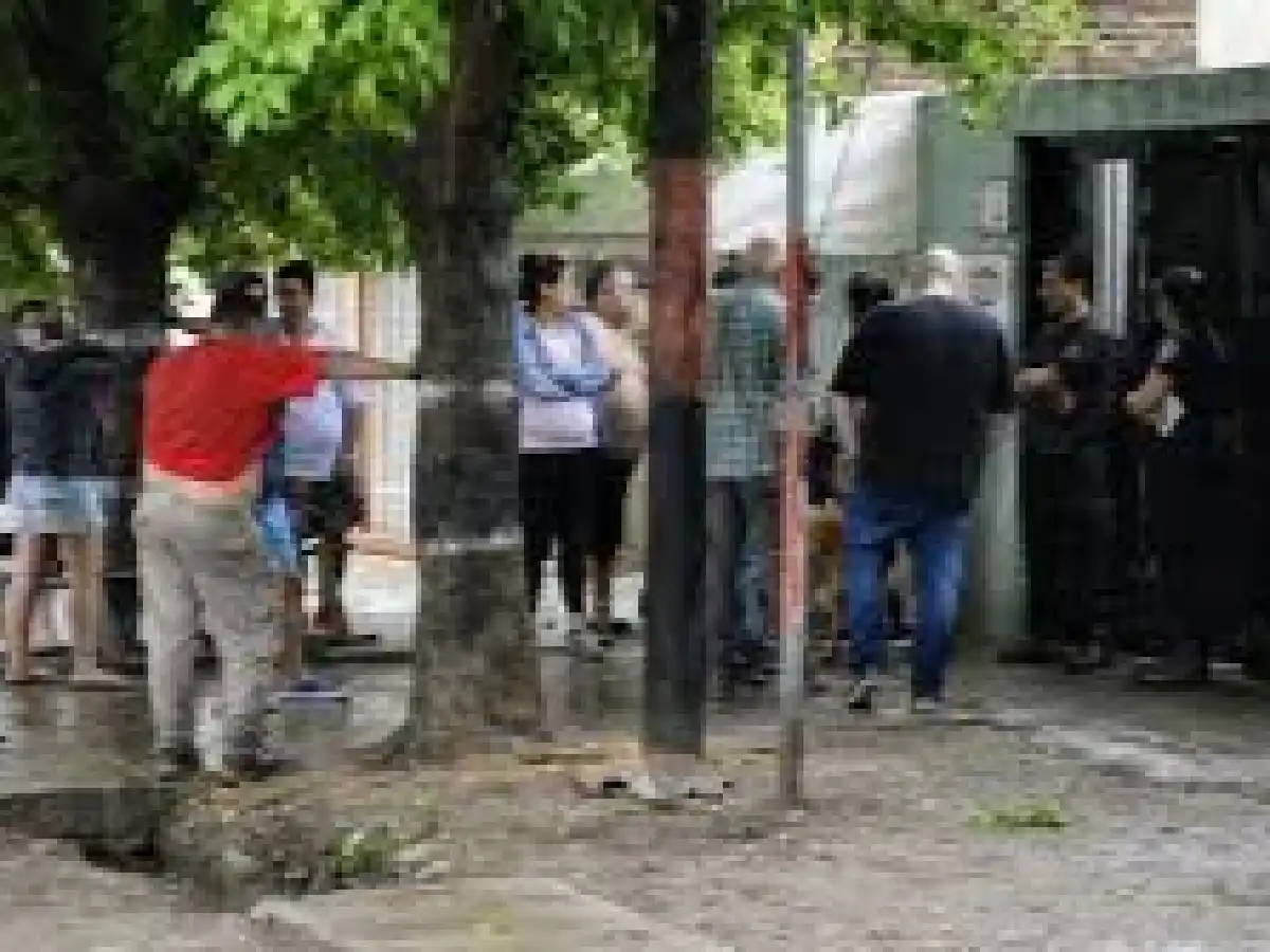 Una mujer y su hijo murieron electrocutados en una escalera