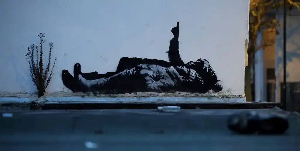 Banksy hace reflexionar a Londres con murales sobre niños sin hogar en la Navidad.