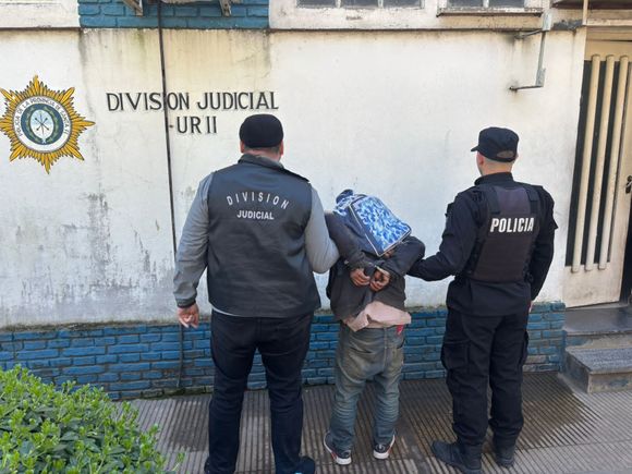 Detuvieron a uno de los delincuentes que había robado una tienda de ropa en la zona sur