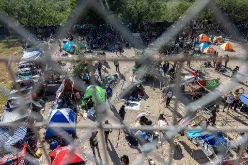 CRISIS MIGRATORIA EN FRONTERA DE EE.UU. Hay más de 10.000 haitianos esperando bajo  un puente