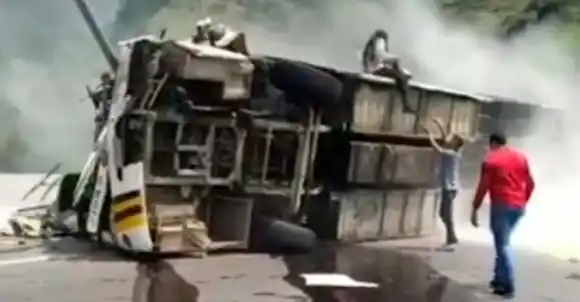 ¡ACCIDENTE FATAL! Al menos cuatro muertos al volcarse un bus con migrantes venezolanos en Colombia