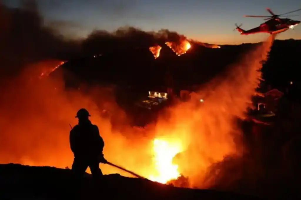 El incendio en Pacific Palisades dejó 12 muertos y más de 6.000 casas destruidas. AFP via Getty Images