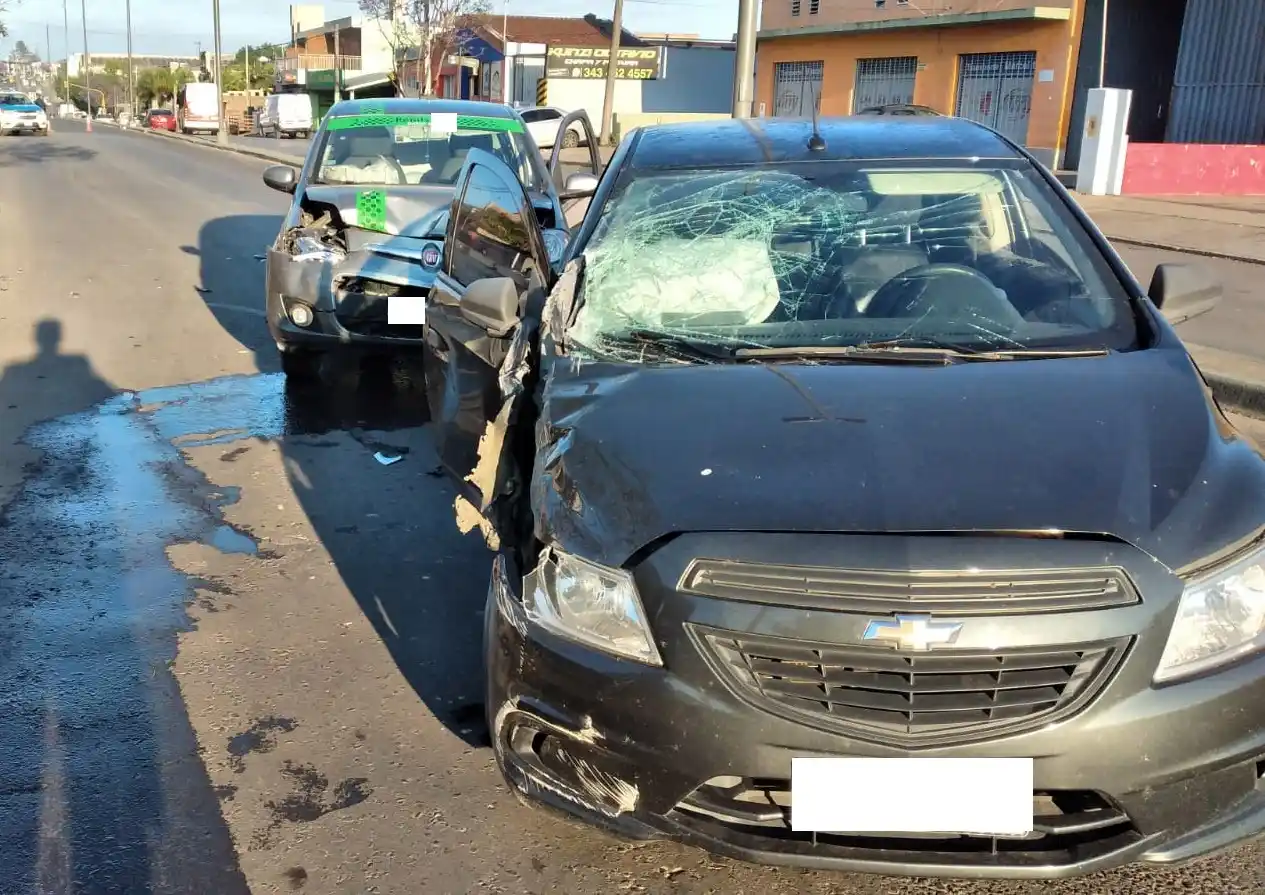 Impactó contra un contenedor de escombros y fue chocado por un remis