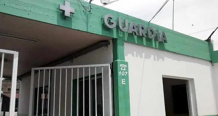 Motociclista hospitalizado tras colisionar con un automóvil