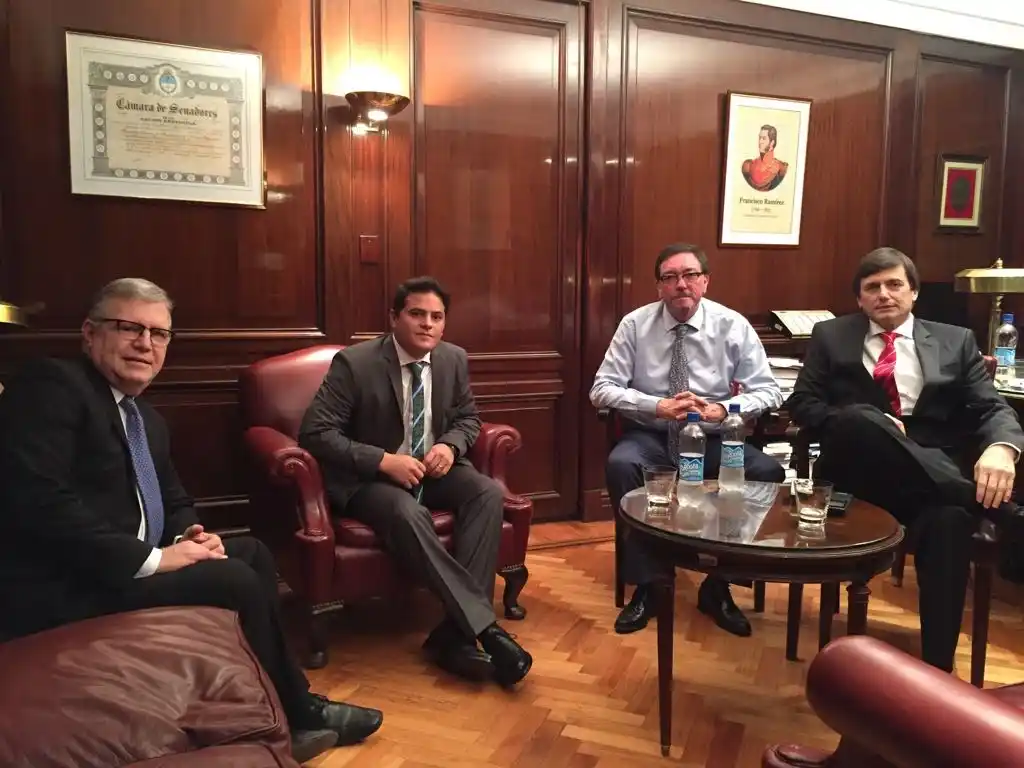 El doctor Roberto Caraballo, condecorado en el Senado Nacional