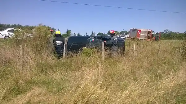 Violento vuelco de un auto en Ruta 14
