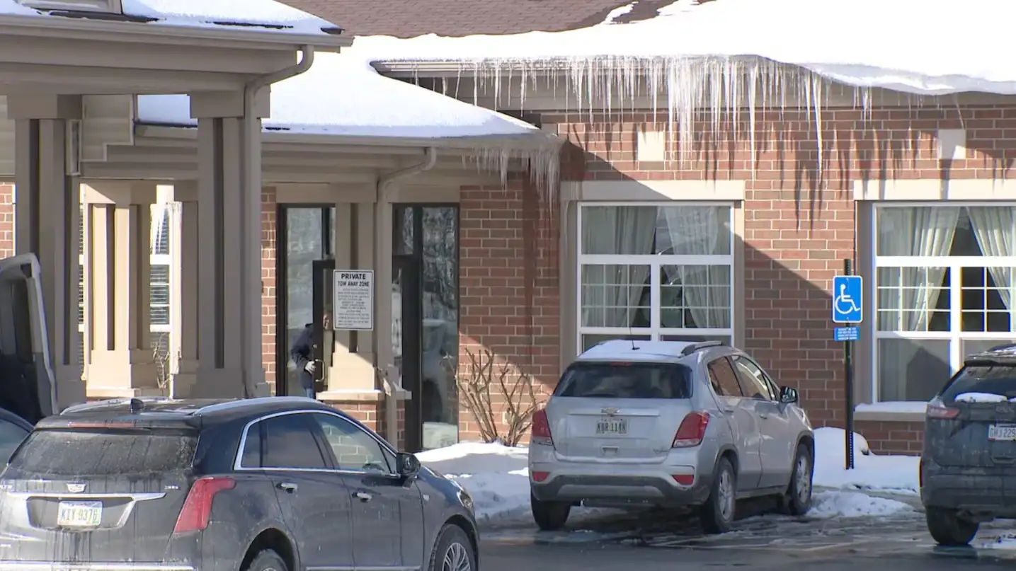 Una mujer de 84 años murió congelada en el patio de un geriátrico después de que se la olvidaran afuera. (Foto: WKYC/YouTube)