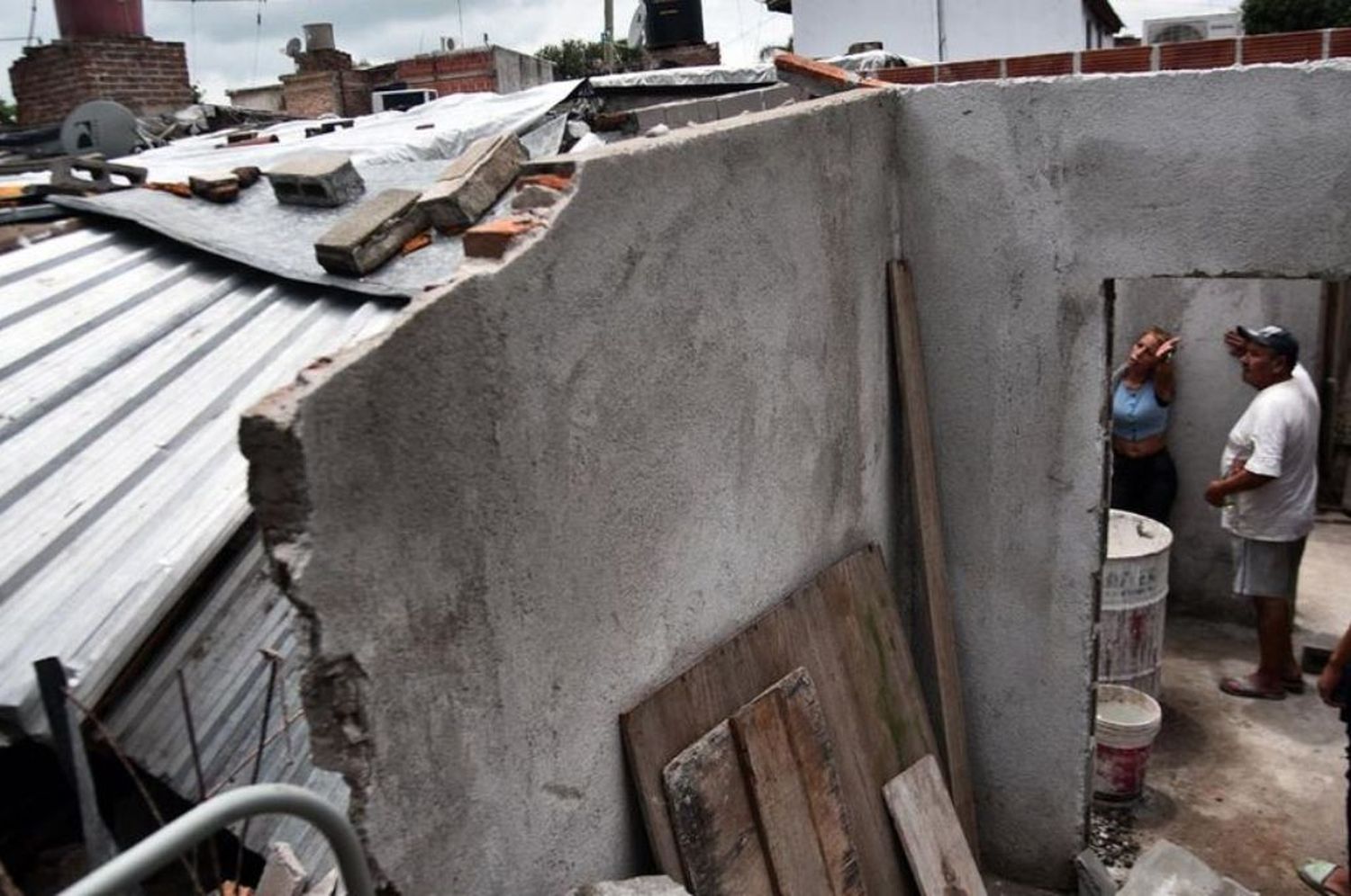 Descarriló un tren en Córdoba y derribó tres casas: imágenes impactantes