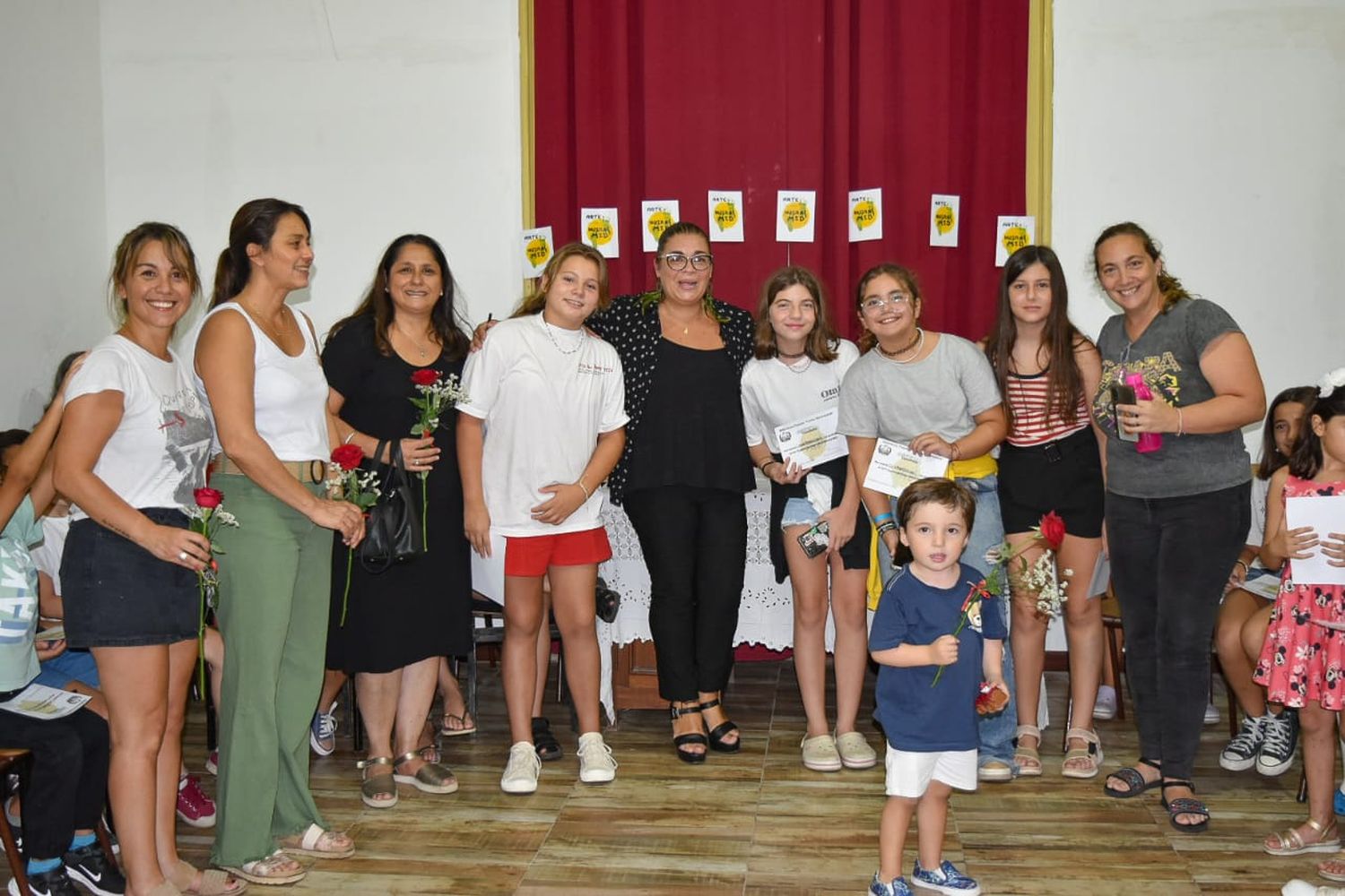 Florencia Díaz, en el centro, junto a estudiantes de su taller.