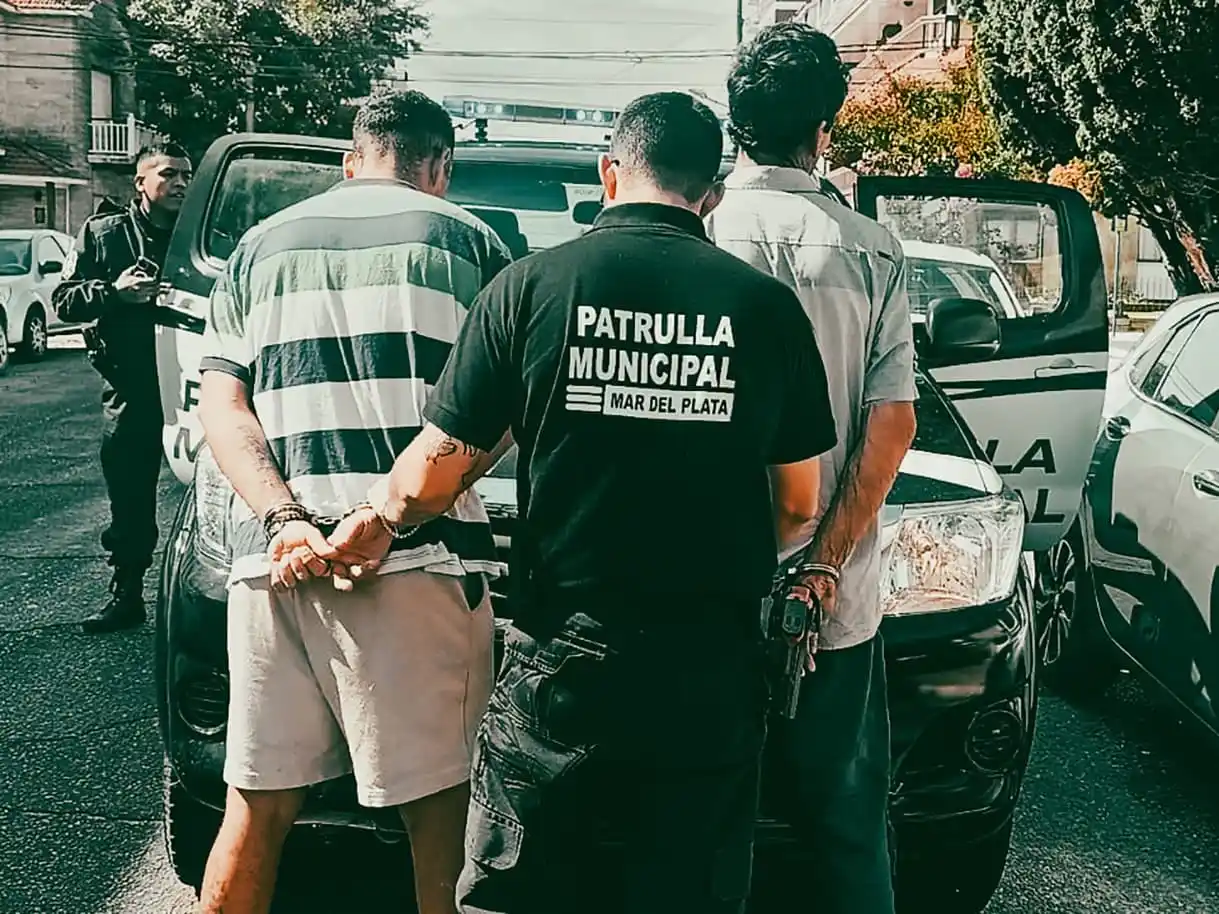 Durante la verificación de los datos se constató que uno de los detenidos tenía un pedido de captura activo por robo agravado por el uso de arma, por lo que quedó a disposición de la Justicia.