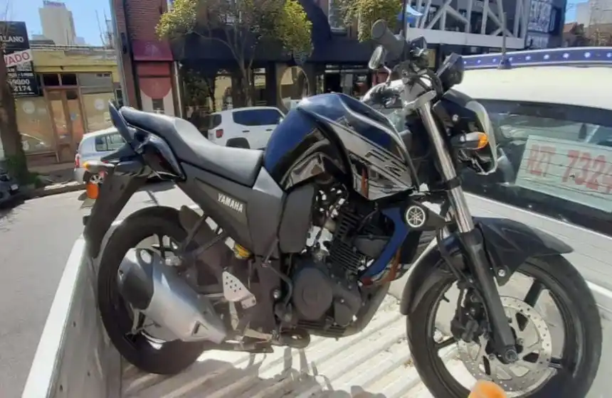 Circulaba sin casco y con licencia trucha