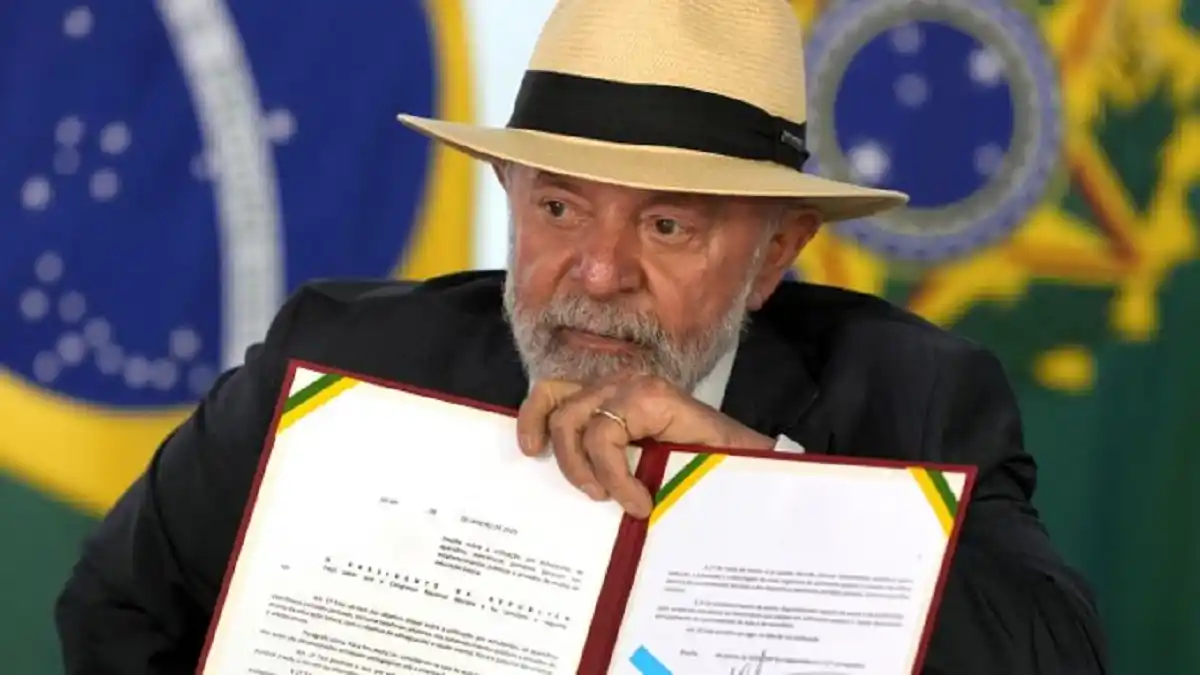 ¡DIJO BASTA! Lula promulga ley que prohíbe uso de teléfonos móviles en las escuelas de Brasil