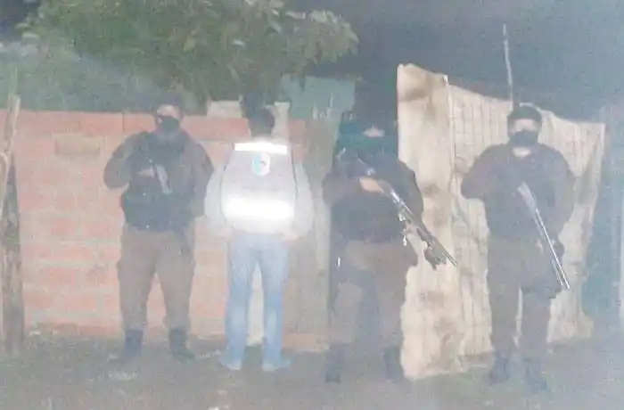 Vendían drogas frente a un parque  de juegos de niños, hay dos detenidos