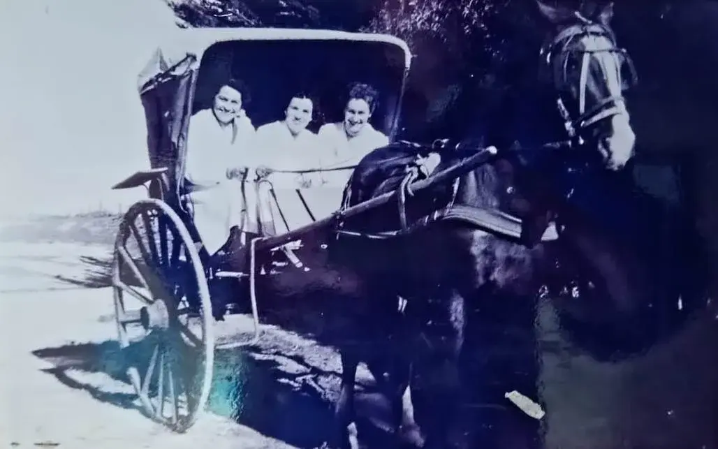 El medio de traslado para maestras de la Escuela 13, ubicada en la zona rural. La fotografía es de 1960