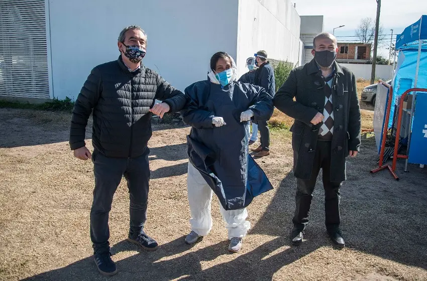 Coronavirus: realizaron testeos en el barrio Los Pumitas y el intendente Javkin estuvo presente