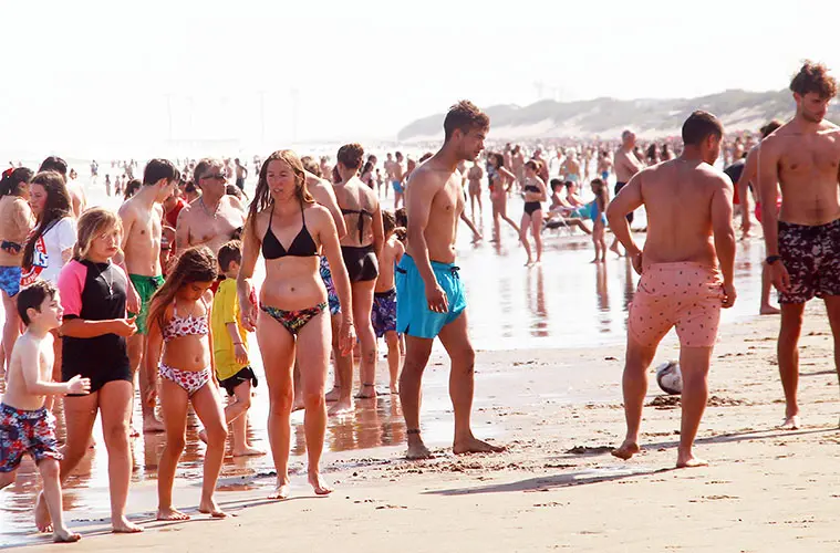 Como en verano. Máxima de 38° y playa llena