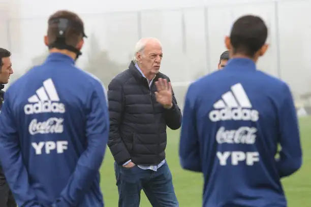 Menotti: "Riquelme tendrá que aprender a ser dirigente"