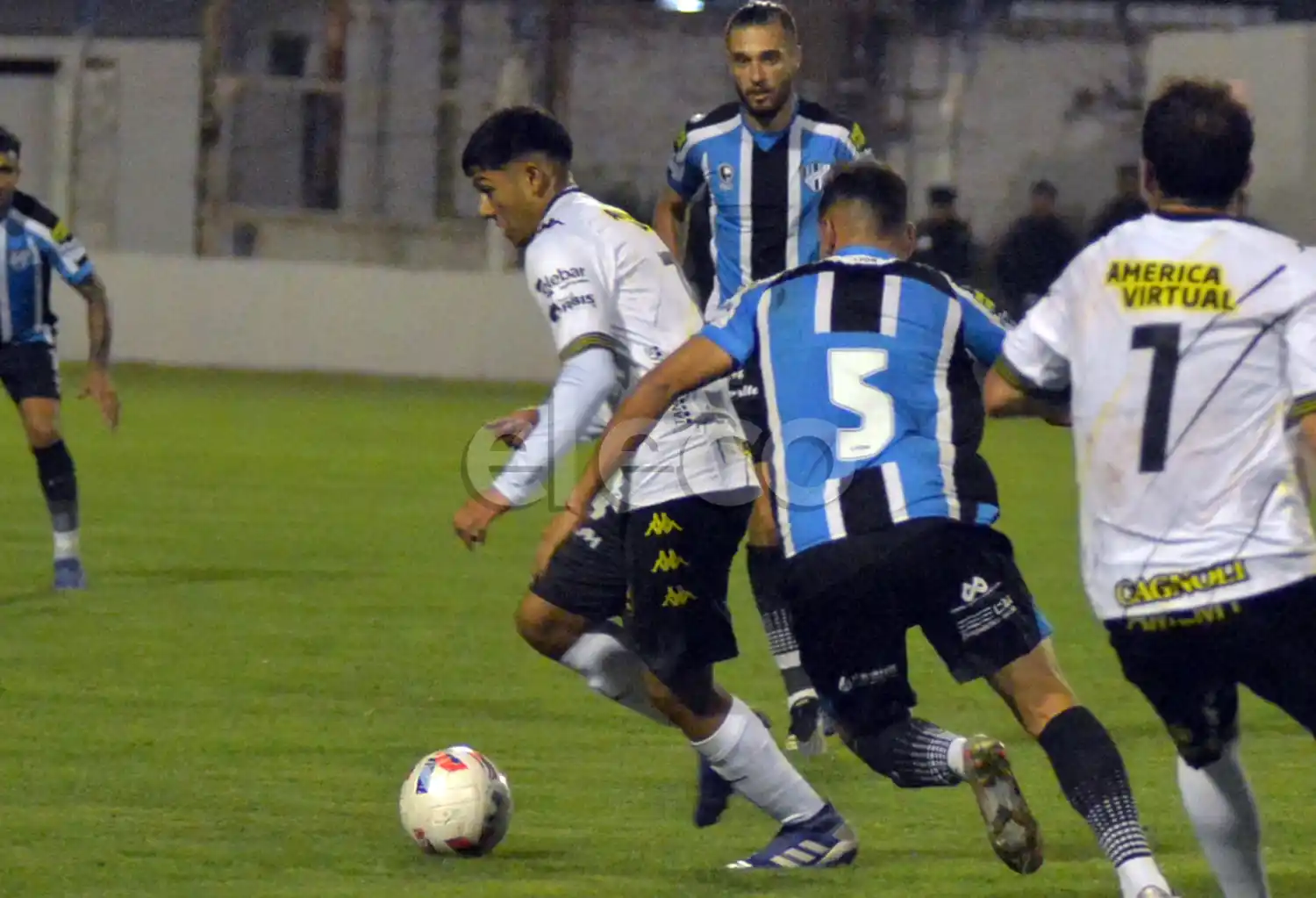 Santillán intenta avanzar, con Bolívar cerca.