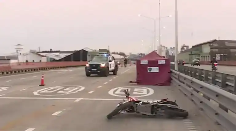 El choque fatal ocurrió a la altura del Nuevo Puente Pueyrredón.