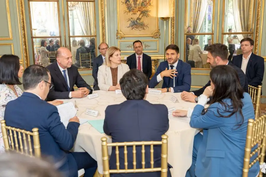 Pullaro, Perotti,Scaglia entre otros presentes en la embajada de Francia