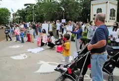 Padres autoconvocados se manifestaron en la Plaza para pedir la vuelta a la presencialidad