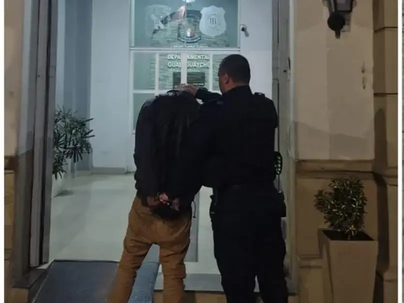 Un joven de 19 años fue descubierto queriendo entrar a una vivienda y agredió a la policía con un arma blanca