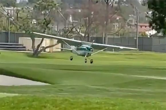 Un Cessna Skyhawk realiza un aterrizaje de emergencia en un campo de golf
